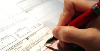 Signing the contract 1512122 639x458 - housfy