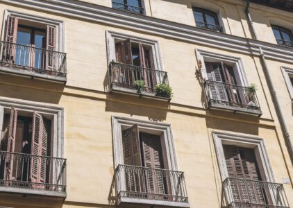 ¿Cómo vender un piso con inquilinos de renta antigua? Guía legal y práctica para 2026