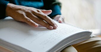 Claves para adaptar la comunidad de propietarios a una persona con baja visión o ciega