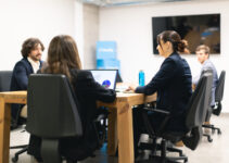 ¿Cuáles son los requisitos del vendedor actual en el mercado inmobiliario español?