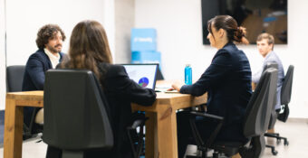 ¿Cuáles son los requisitos del vendedor actual en el mercado inmobiliario español?