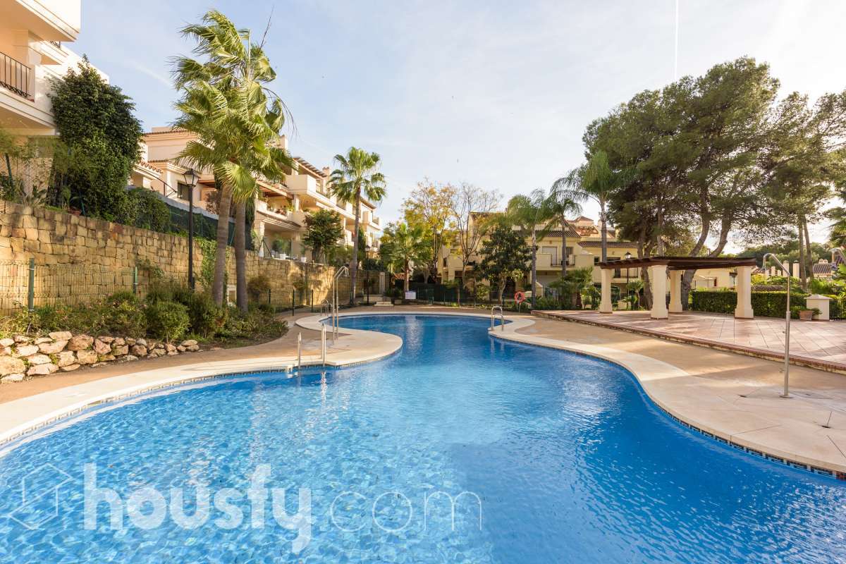 Piso en venta en Calle Luis Morales-Atalaya Rio Verde, Nueva Andalucía, Marbella-0