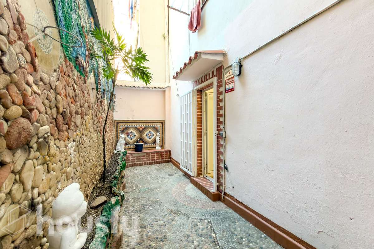Bajo en venta en Calle Sacedon, Horta Guinardó, Barcelona-0