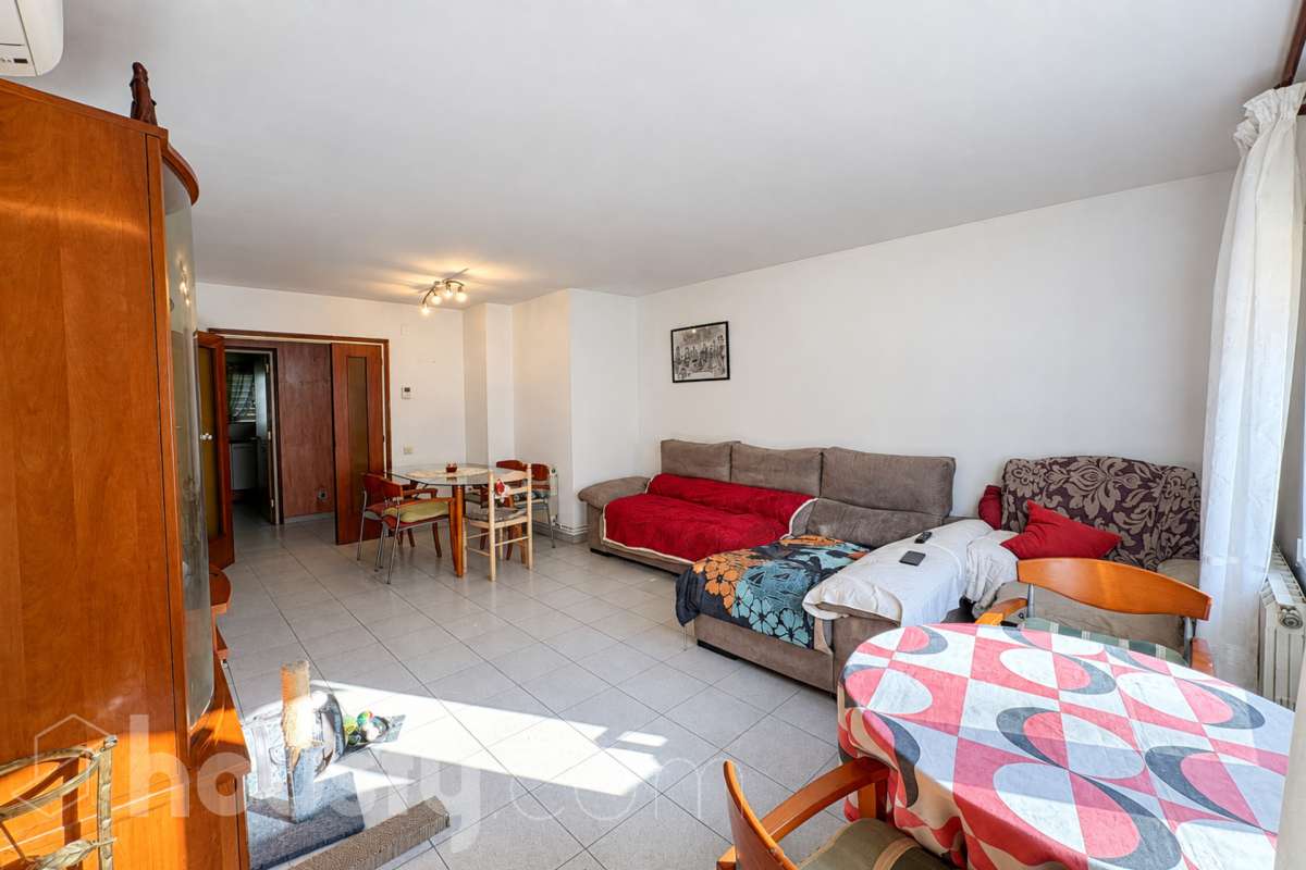 Piso en venta en Calle Castell de solterra,  Girona-1