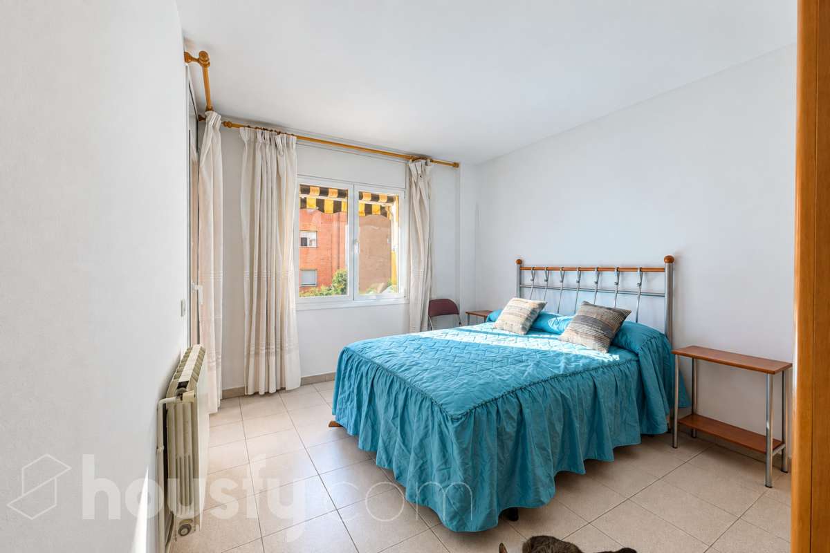 Piso en venta en Calle Castell de solterra,  Girona-3