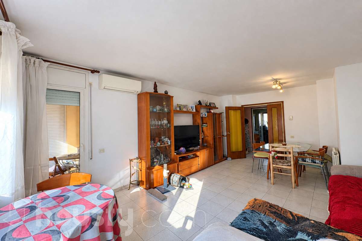 Piso en venta en Calle Castell de solterra,  Girona-2