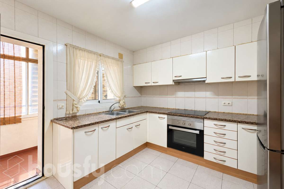Piso en venta en Calle Castell de solterra,  Girona-3