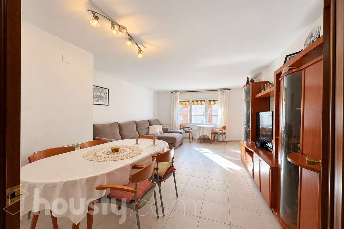 Piso en venta en Calle Castell de solterra,  Girona-0