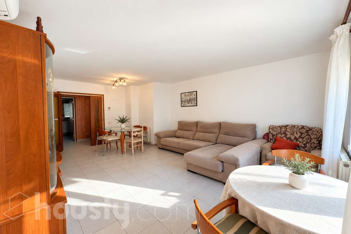 Piso en venta en Calle Castell de solterra,  Girona-2