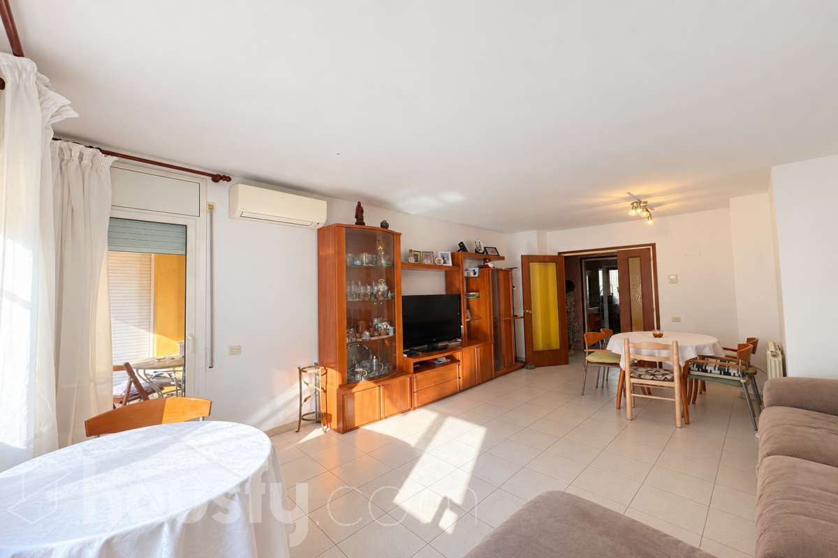 Piso en venta en Calle Castell de solterra,  Girona-1