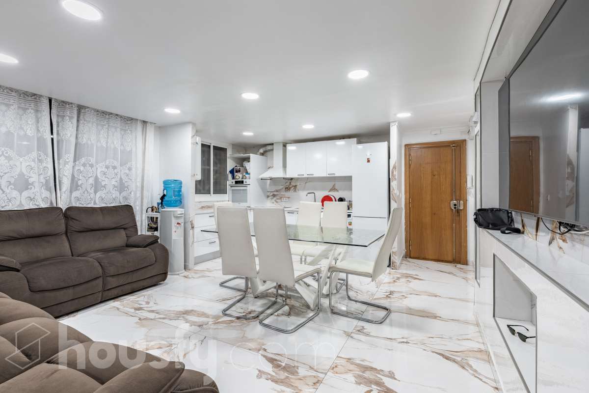 Bajo en venta en Avinguda de la Mediterrània,  Badia del Vallès-0