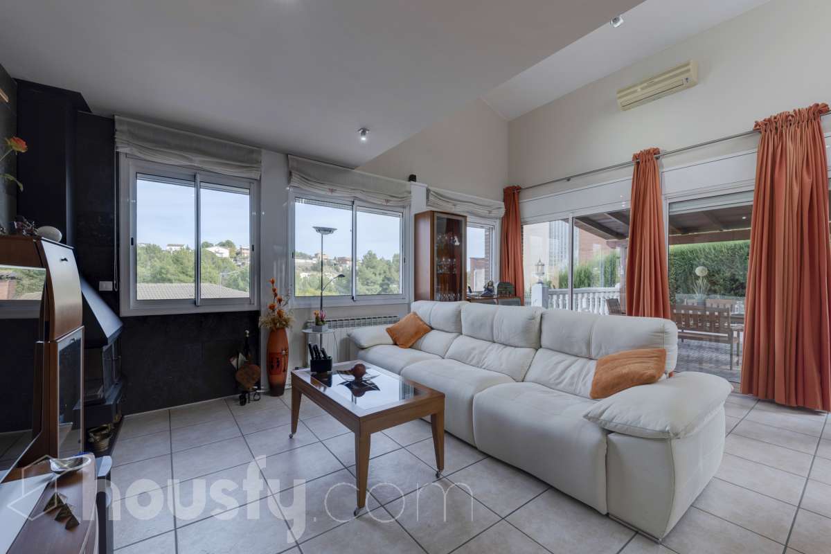 Casa en venta en Carrer Xaloc,  Sant esteve Sesrovires-2