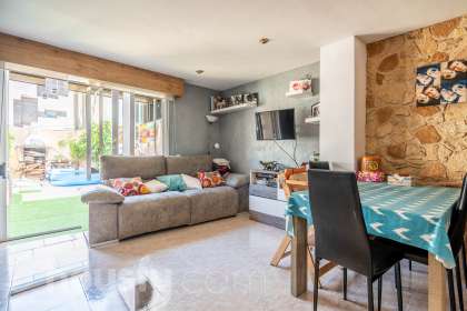 Bajo en Carrer de la Trobada