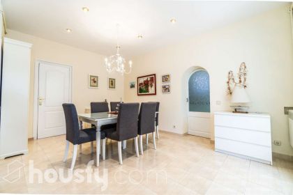 Bajo en Passeig de la Mare de Déu de Montserrat