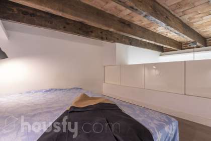 Bajo en Carrer de Joan Güell