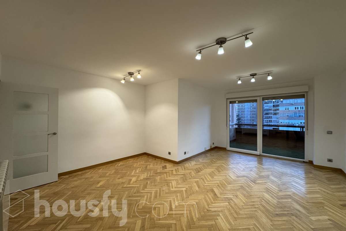 Piso en alquiler en Calle de Alfredo Marqueríe, Fuencarral, Madrid-1