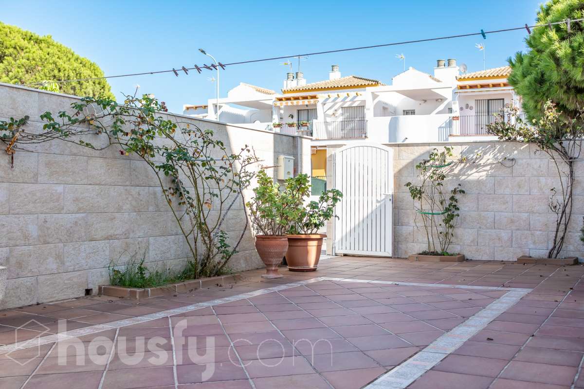 Casa en venta en URB TORRE ATALAY ( Av. Pescadores),  Chiclana de la Frontera-0