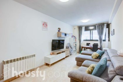 Bajo en Carrer de Güell i Ferrer