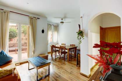 Bajo en Carrer del Sagrament