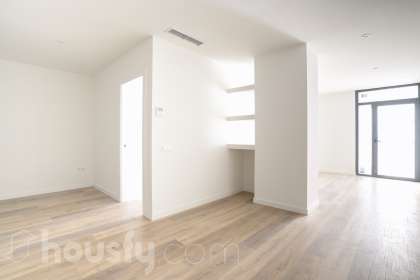 Bajo en Carrer de Cadaqués