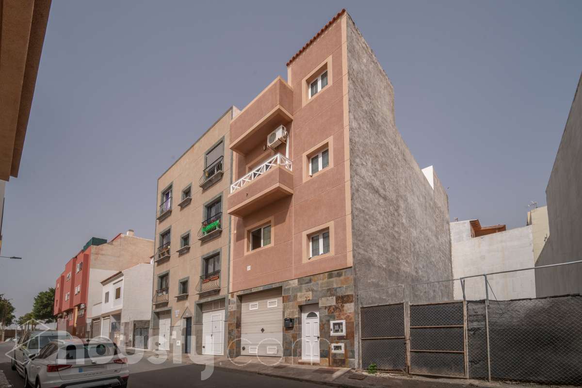 Casa en venta en CL ANDAMANA,  Santa Lucía de Tirajana-0