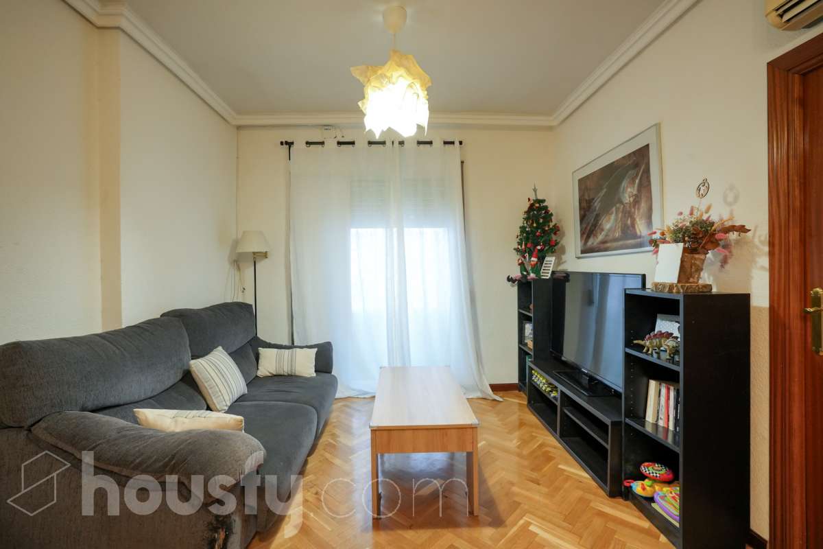 Piso en venta en Cl. Chantada, Fuencarral, Madrid-1