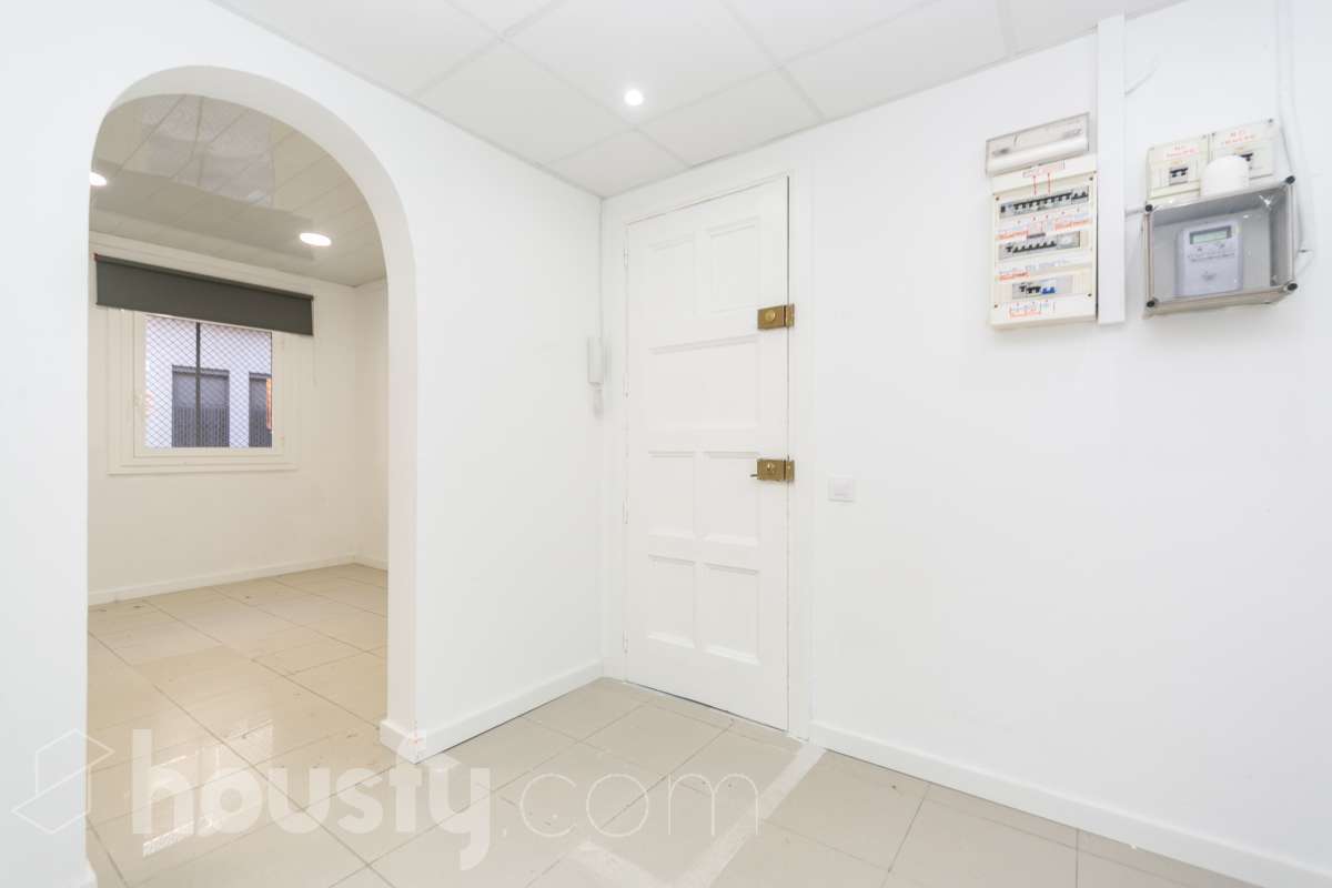 Bajo en venta en Avinguda de la Mare de Déu de Montserrat, Horta Guinardó, Barcelona-0