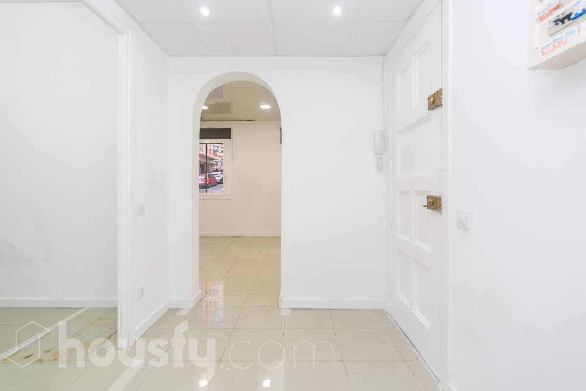 Bajo en venta en Avinguda de la Mare de Déu de Montserrat, Horta Guinardó, Barcelona-1