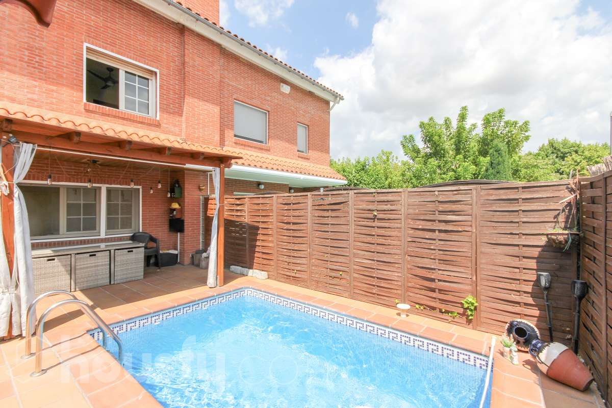 Casa en venta en Carrer de Pi i Margall,  Palau-Solità i Plegamans-1