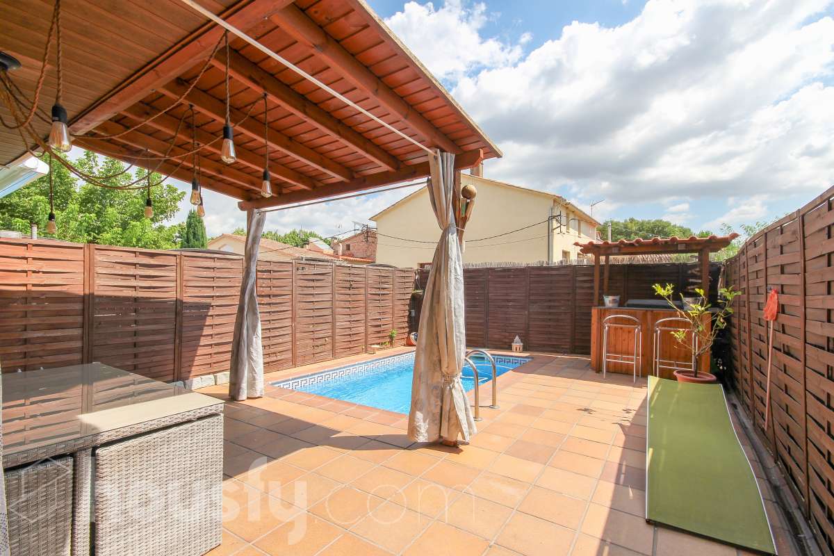 Casa en venta en Carrer de Pi i Margall,  Palau-Solità i Plegamans-1