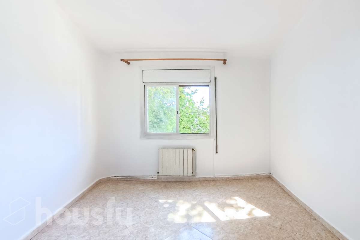 Piso en venta en Calle Via Favencia, Nou Barris, Barcelona-0
