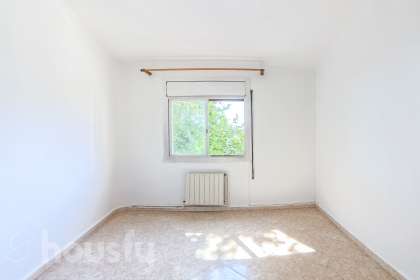 Piso en venta en Calle Via Favencia, Les Roquetes - Canyelles, Barcelona-0