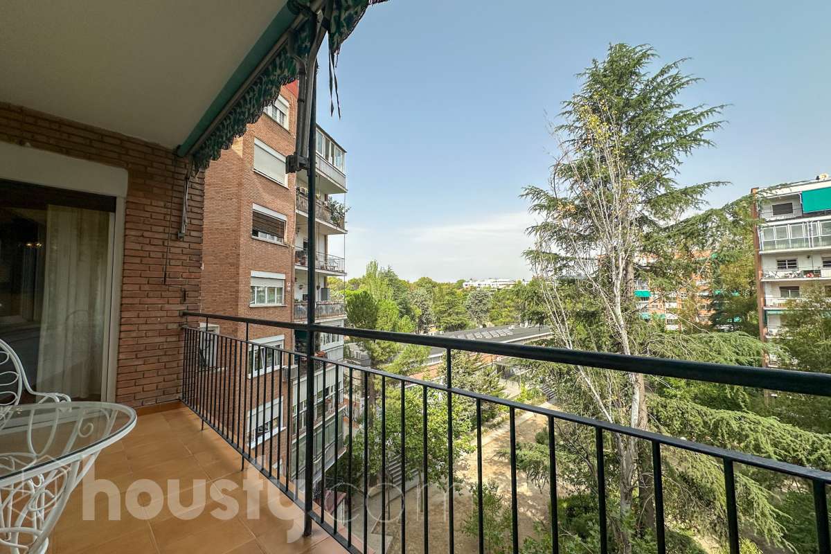 Piso en venta en Pz. Virgen del trabajo, San Blas, Madrid-0