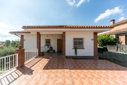 Casa en venta en Carrer Pirineus, Abrera-0