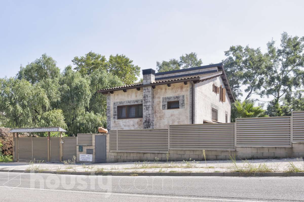 Casa en venta en Carrer dels Avellaners,  Rubí-3