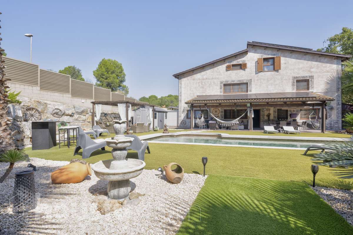 Casa en venta en Carrer dels Avellaners,  Rubí-0