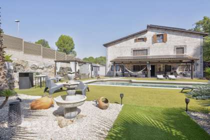Casa en venta en Carrer dels Avellaners, Castellnou - Can Mir, Rubí-0