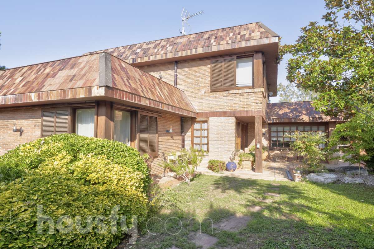 Casa en venta en Carrer Apel·les Mestres,  Cerdanyola del Vallès-0