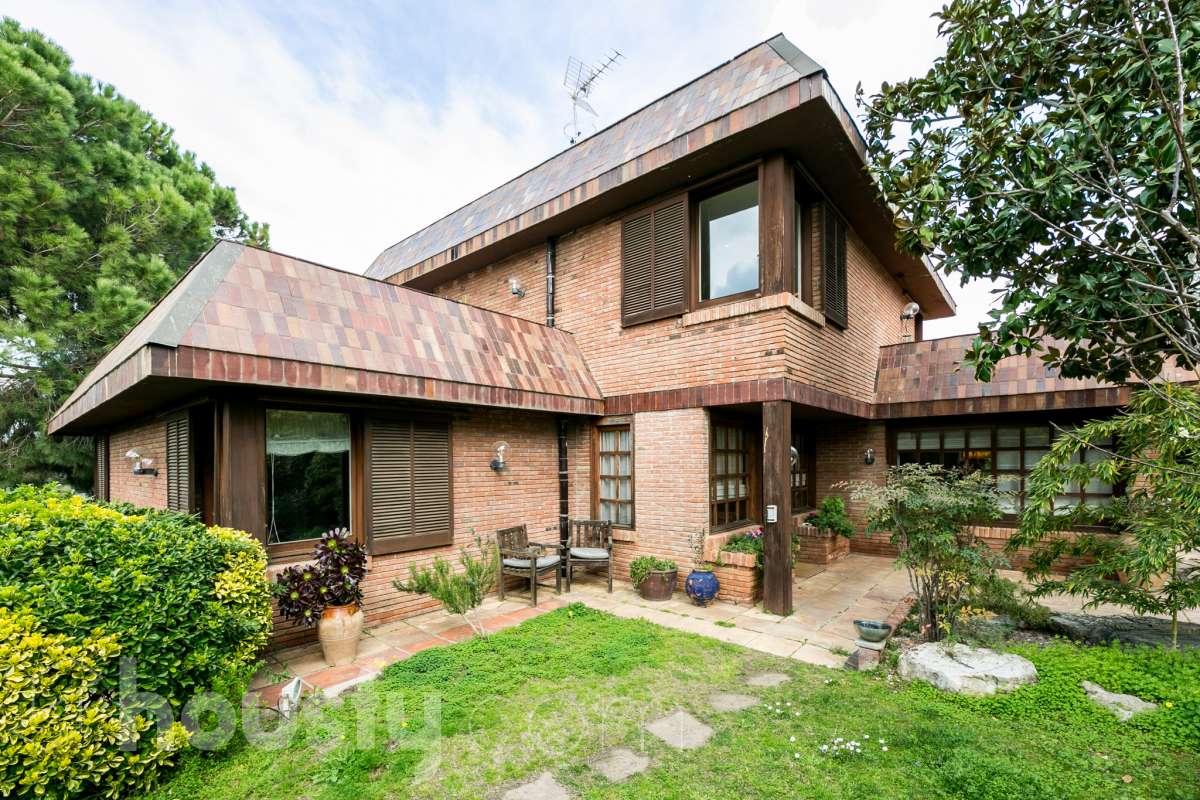 Casa en venta en Carrer Apel·les Mestres,  Cerdanyola del Vallès-0