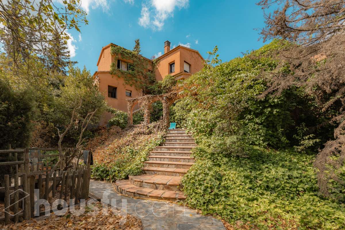 Casa en venta en Calle Riu ripoll 2 08759,  Vallirana-0