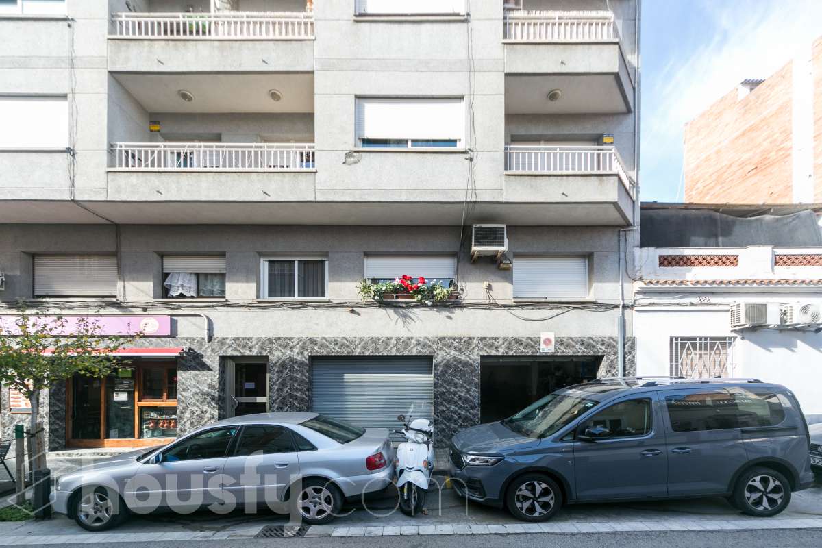Local en venta en Carrer de Frederic Soler,  Cornellà de Llobregat-0