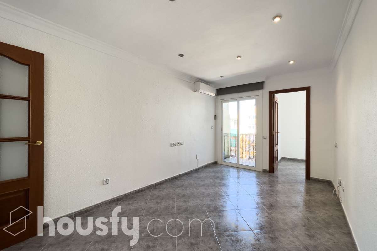 Piso en venta en CL PRAT DE LA RIBA,  Santa Coloma de Gramenet-0