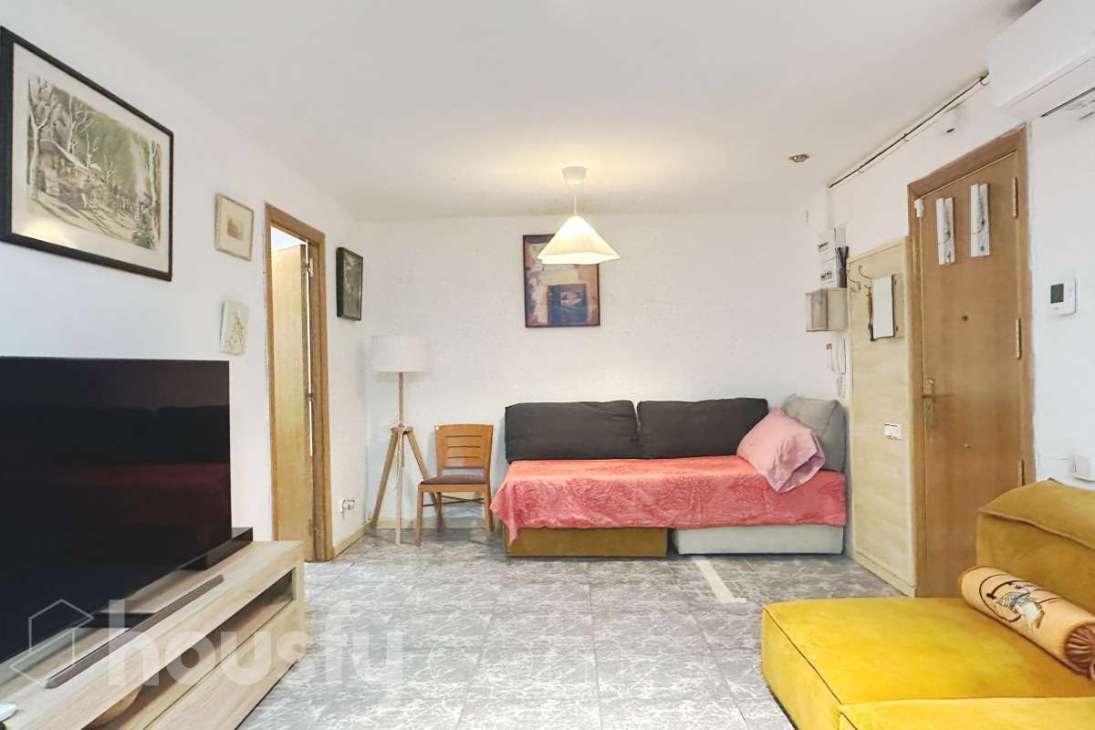 Piso en venta en Carrer Bòbiles, La Florida - Les Planes, L'Hospitalet de Llobregat-0