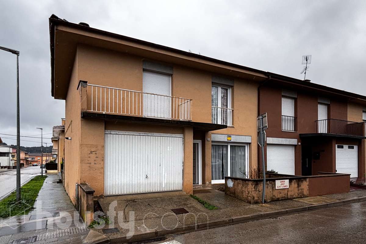 Casa en venta en Carrer Josep Olivet Legares,  Olot-0