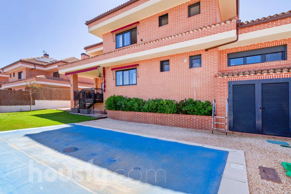 Casa en venta en Calle Pico del aguila,  Miraflores de la Sierra-0