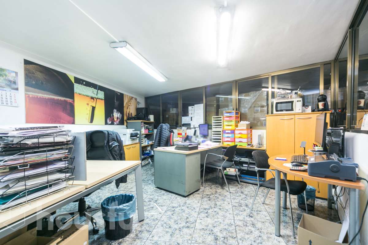 Local en venta en CL MARIA THOMAS,,  Cornellà de Llobregat-0