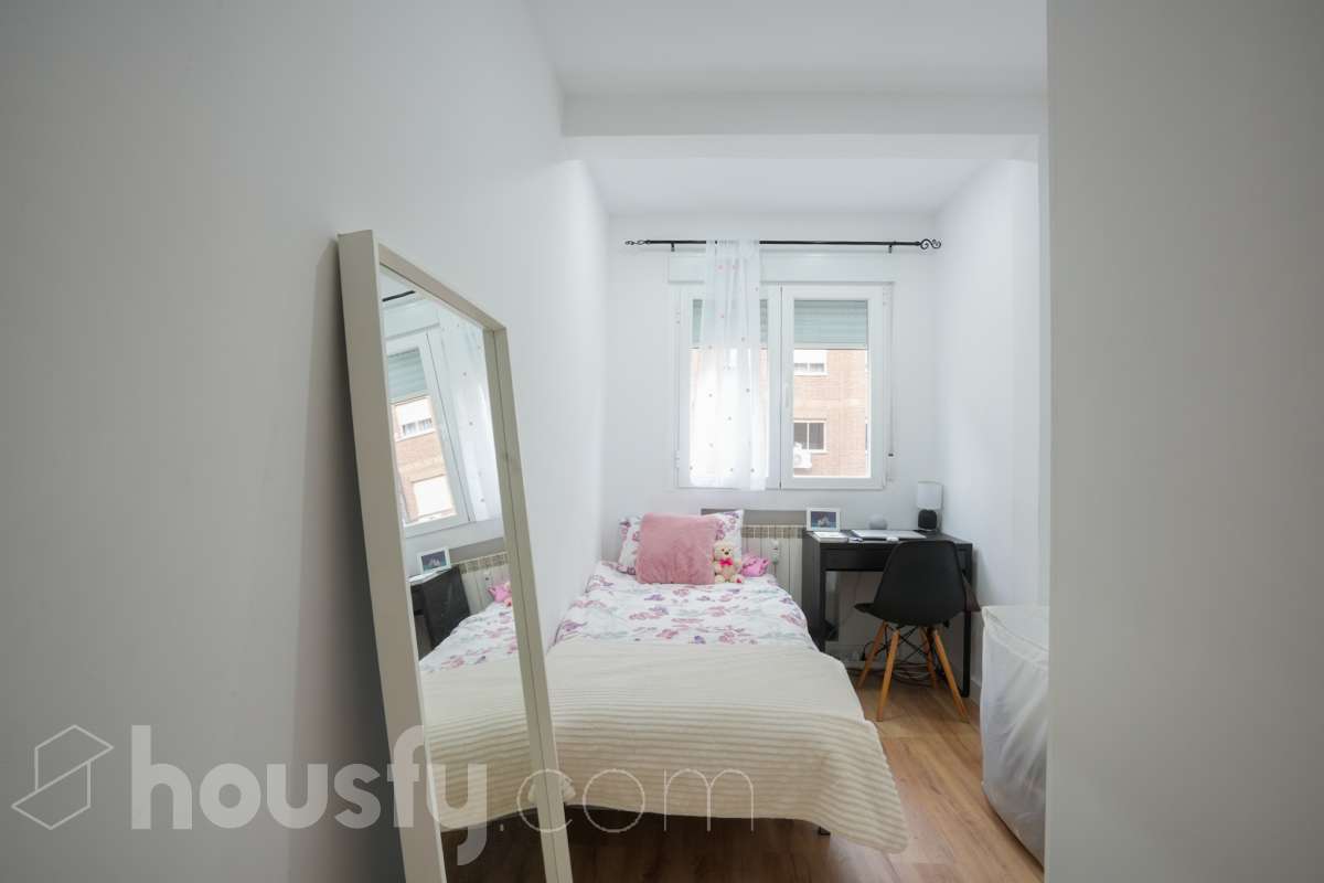 Piso en venta en Calle de la Virgen del Espino, Ciudad Lineal, Madrid-0