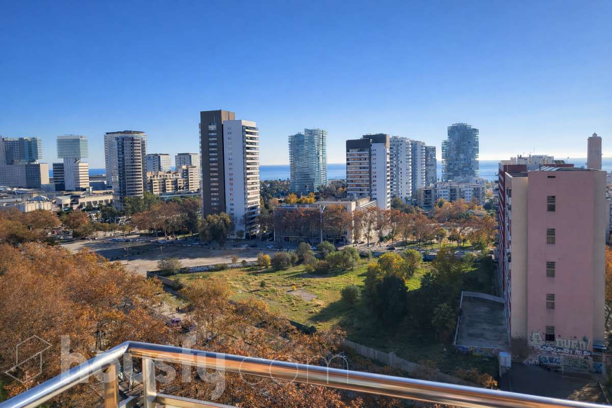 Alto y Luminoso piso con vistas al mar y la montaña en Barcelona