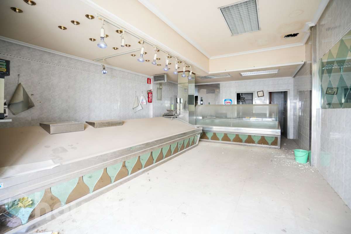 Local en venta en Cl. Puentelarra, Villa de Vallecas, Madrid-0