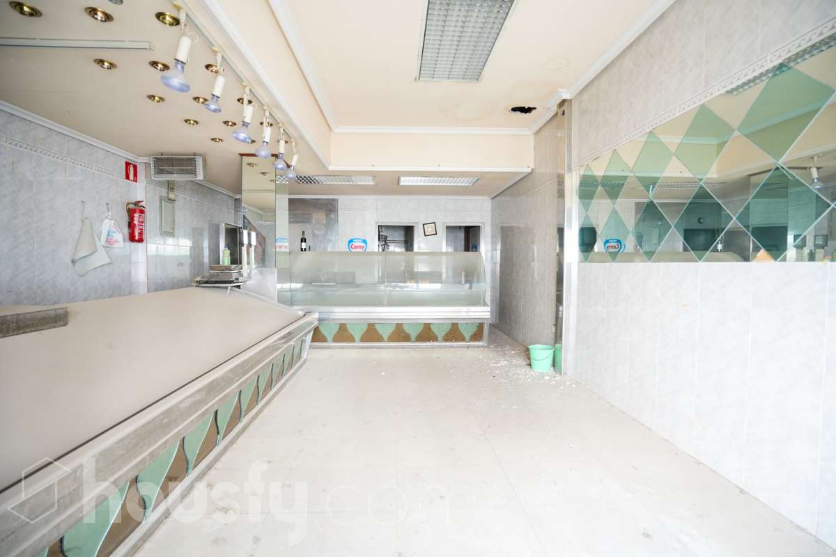 Local en venta en Cl. Puentelarra, Villa de Vallecas, Madrid-0
